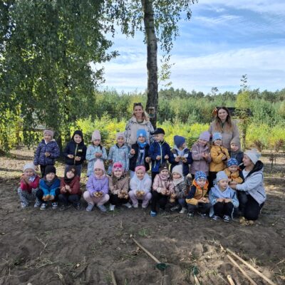 dzieci witają jesień