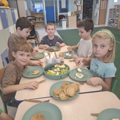 dzieci podczas warsztatów kulinarnych