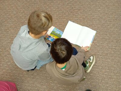 dzieci odwiedziły bibliotekę