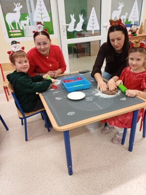 dzieci podczas warsztatów piernikowych