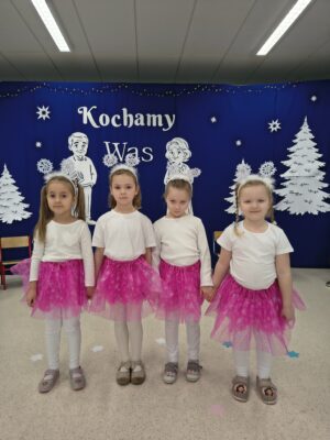 dzieci podczas występów z okazji Dnia Babci i Dziadka