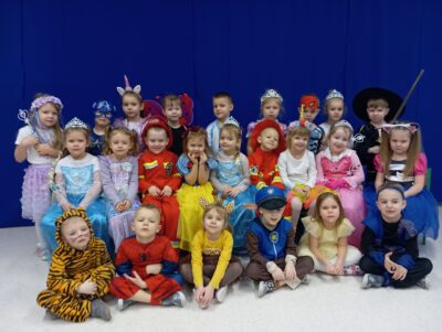 przedszkolaki podczas zabawy na balu karnawałowym